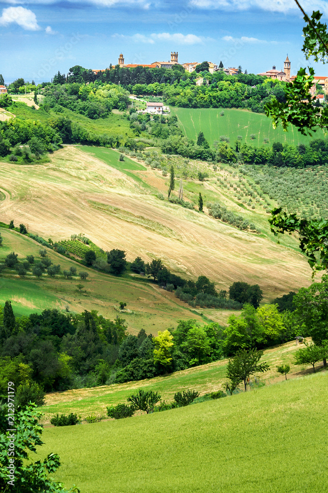 Sanfte Hügellandschaft der Toskana mit kleinem Dorf