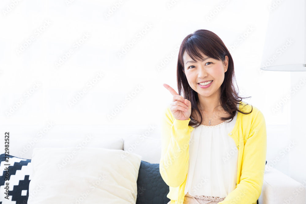 部屋でリラックスするミドル女性 部屋でリラックスするミドル女性