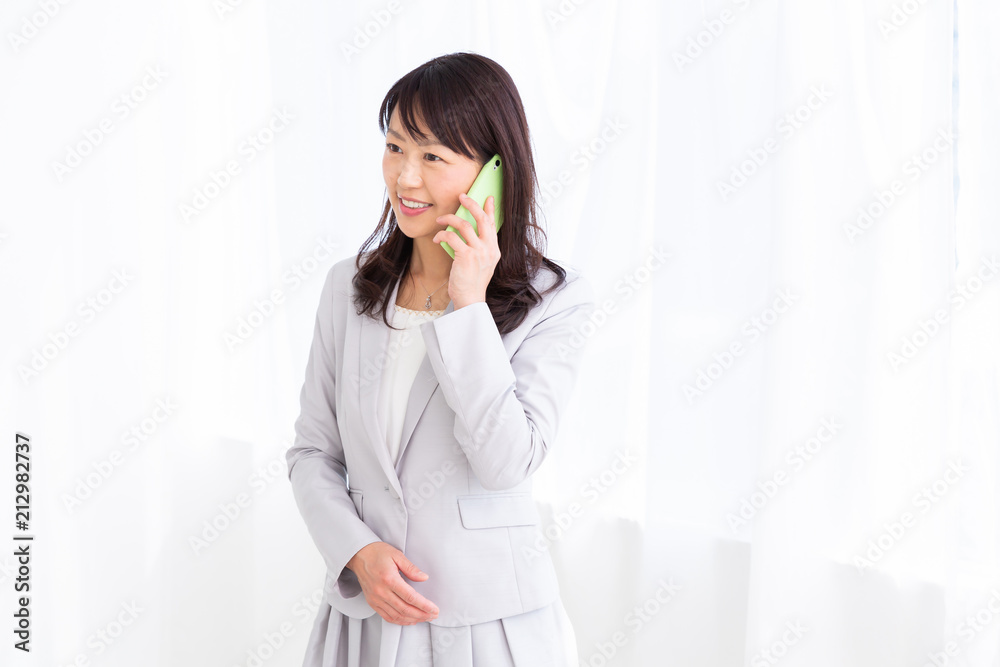 電話をするミドル女性 電話をするミドル女性