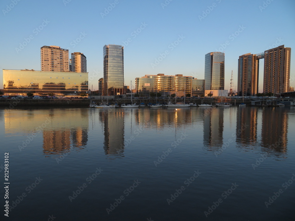 Edificios reflejados en el rio en Argentina