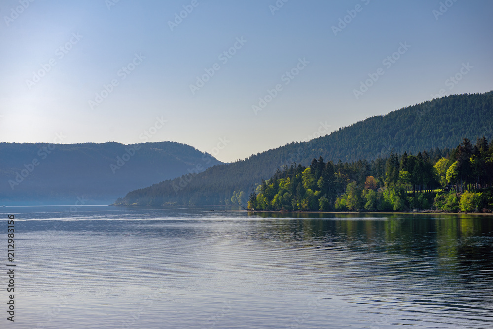 Obraz premium Shoreline of Vesuvius Bay on Salt Spring Island, BC, Canada