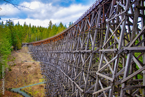 Fotografija Kinsol Trestle wooden railroad bridge in Vancouver Island