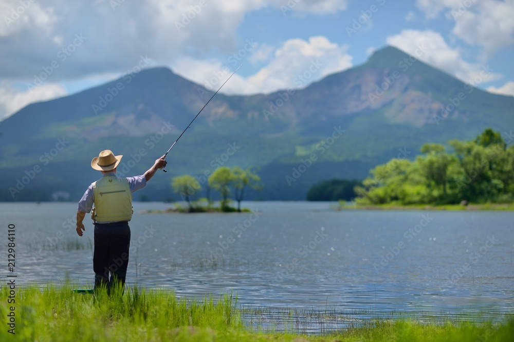 夏の湖畔・のんびりと釣りをする男性 夏の湖畔・のんびりと釣りをする男性