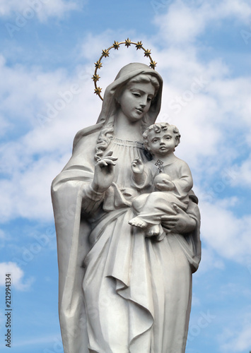 Obraz na płótnie Statue of Virgin Mary with little Jesus Christ w salonie