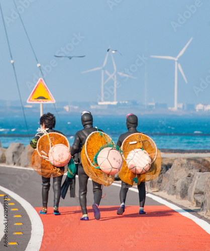 海へ向かう海女　韓国済州島 photo