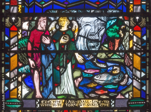 Cuadro en lienzo LONDON, GREAT BRITAIN - SEPTEMBER 16, 2017: The prophecy of Ezecheil over the River from the Temple on the stained glass in church St Etheldreda by Charles Blakeman (1953 - 1953)