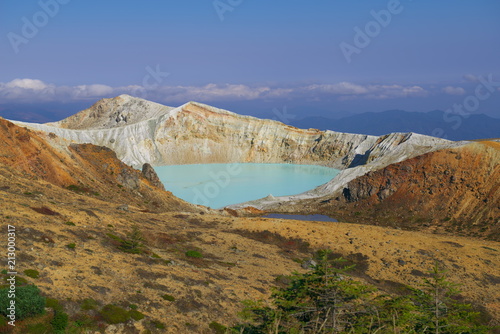 白根山の湯釜（日本）