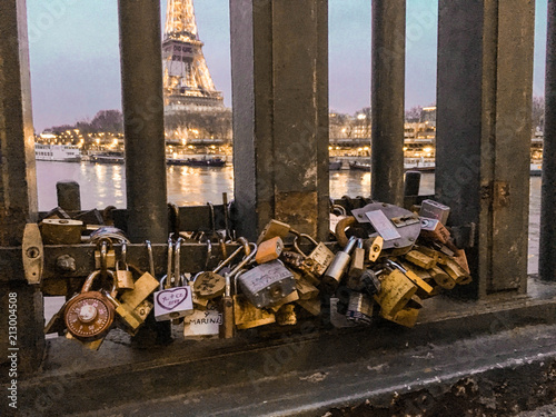 Love locks in Paris © Hannah