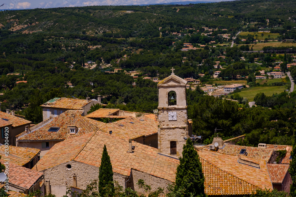 Vue  panoramique sur le village de Ventabren, Provence, France. 