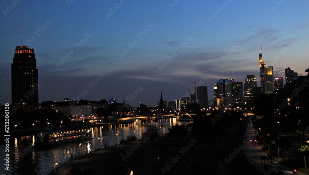 Fototapeta premium Frankfurt am Main bei Nacht; Blick von Osten auf Fluss und Skyline