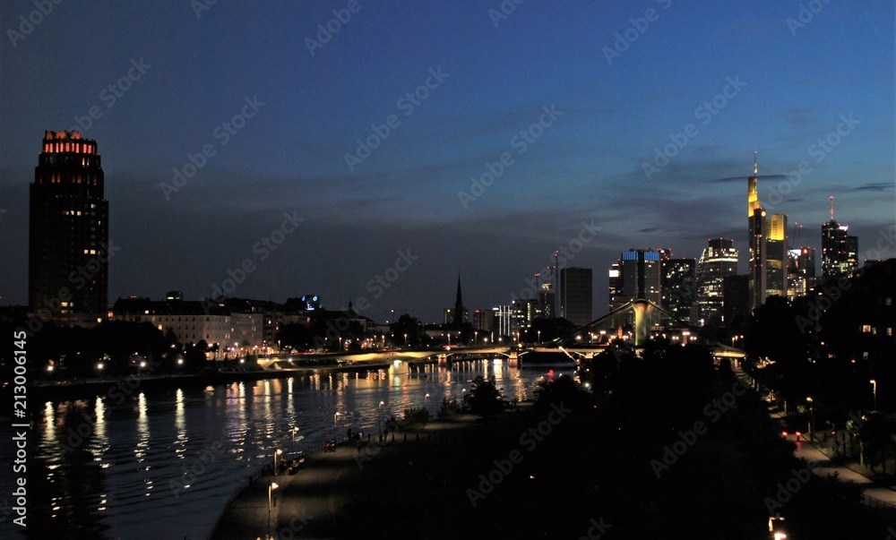 Frankfurt am Main bei Nacht; Blick von Osten auf Fluss und Skyline