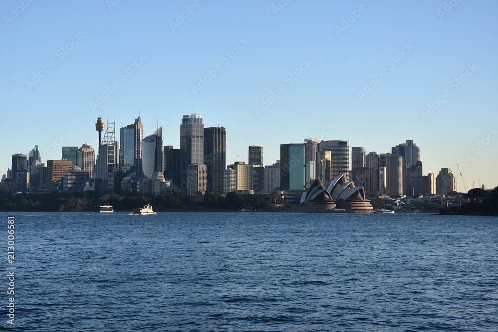 Fototapeta premium View of Sydney's skyline and Sydney Harbour from Cremorne Point.