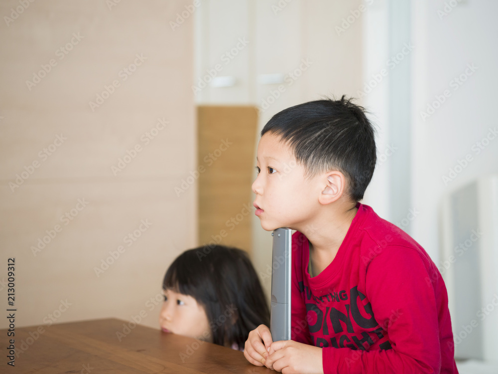 ぼんやりテレビを見ている子供