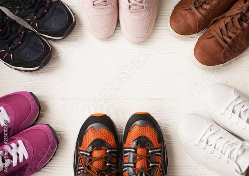 Trzy pary kolorowych butów do biegania / butów do ćwiczeń na podłodze w sklepie sportowym / obuwniczym. Potencjalne miejsce na podłodze.