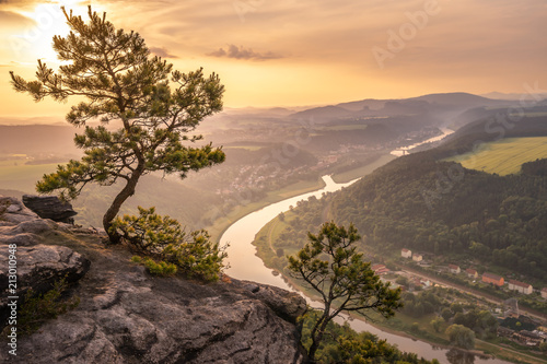 sonnenaufgang über der Elbe photo