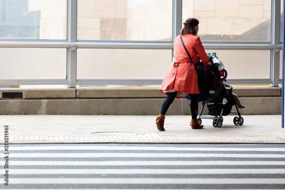 Obraz premium 通行人と横断歩道