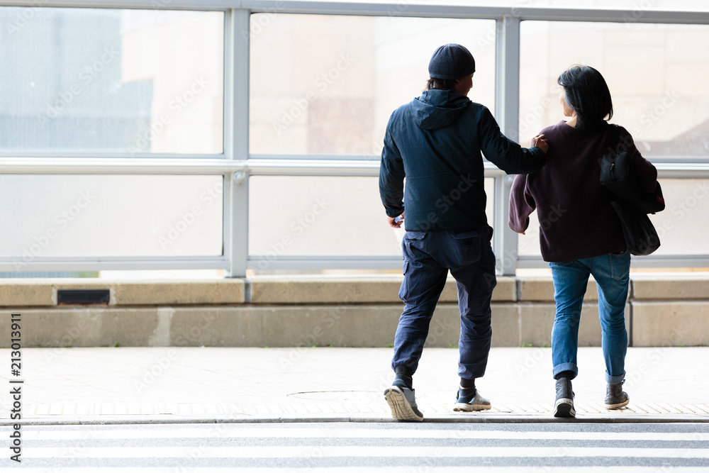 Obraz premium 通行人と横断歩道