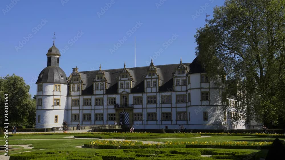 Wunderschönes Schloß Neuhaus mit Barockgarten in Paderborn mit blauen Himmel und Wasser Fontäne Wunderschönes Schloß Neuhaus mit Barockgarten in Paderborn mit blauen Himmel und Wasser Fontäne