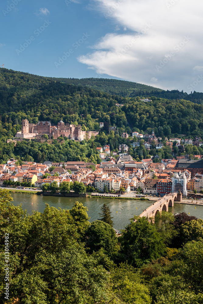 Aufstieg zum Philosophenweg mit Blick auf das Heidelberger Schloss und der Alten Brücke, Heidelberg, Baden Württemberg, Deutschland