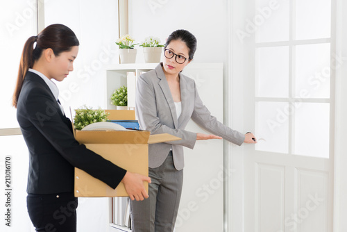 Schilderij op canvas business lady is fired by the boss