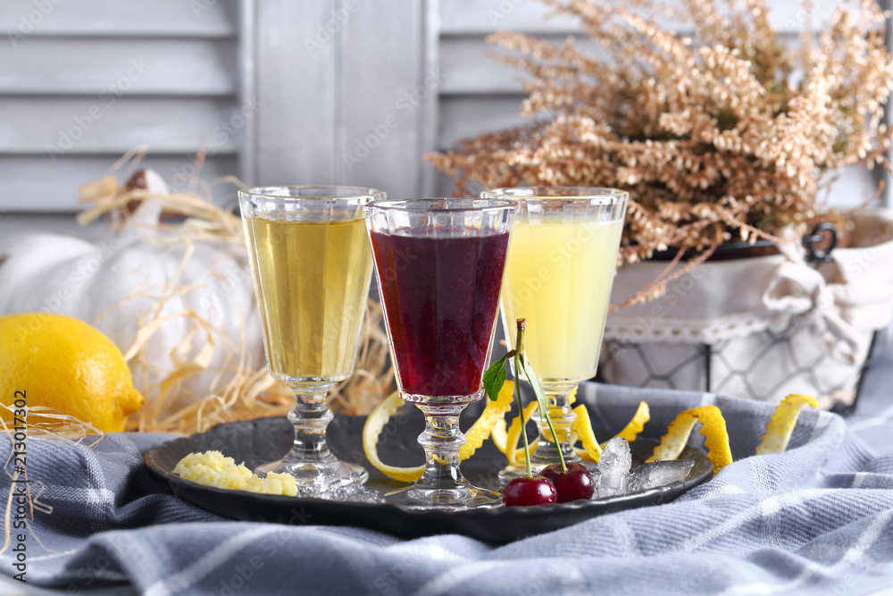 водка в ассотритменте на кухонном столе с ингридиентами фотография ...