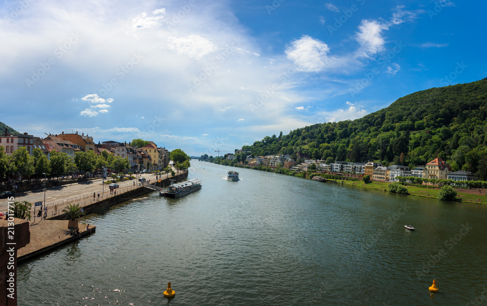 Fototapeta premium Blick von der Alten Brücke auf den Fluss Neckar, Heidelberg, Baden Württemberg, Deutschland