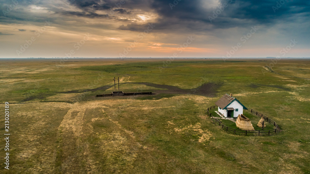 Tableau sur toile The Hungarian puszta with shadoof well