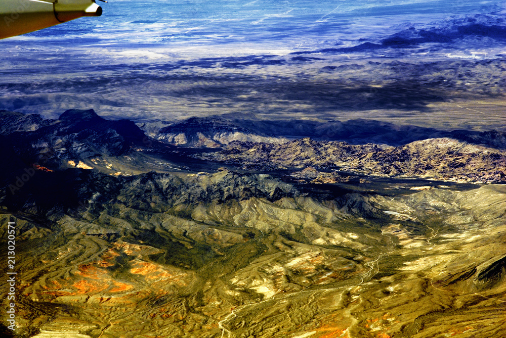 Fotografie Flying into Vegas over desert