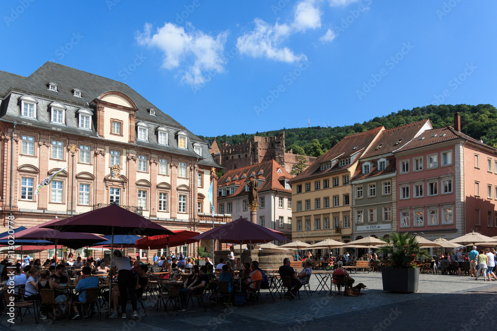 Rathaus am Marktplatz in Heidelberg mit dem Schloss im Hintergrund, Baden Württemberg, Deutschland