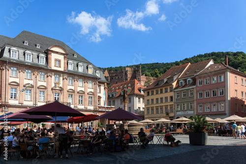 Rathaus am Marktplatz in Heidelberg mit dem Schloss im Hintergrund, Baden Württemberg, Deutschland