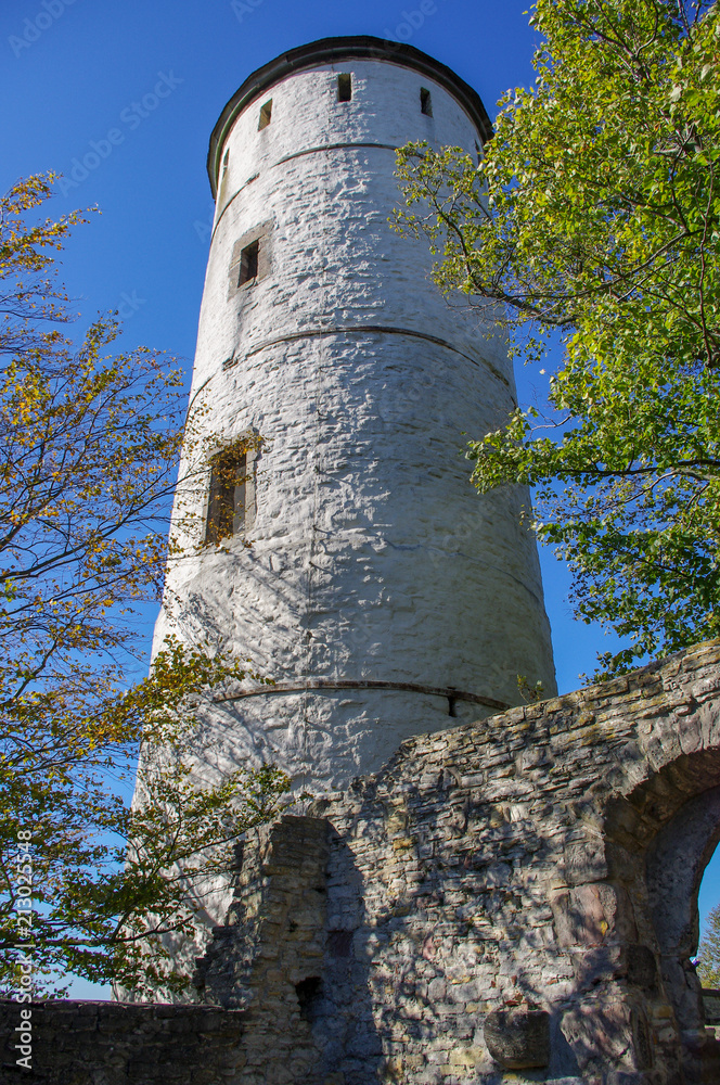Turm einer alten zerfallen Burg an einer Ruine 
