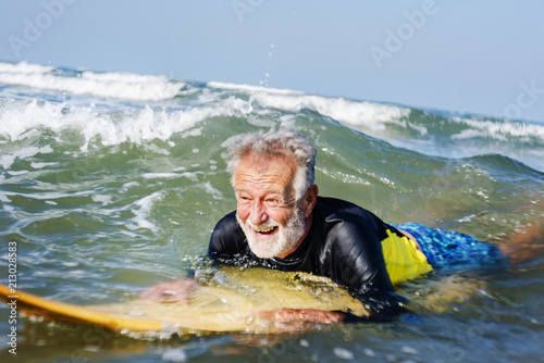 Mature surfer ready to catch a wave © Rawpixel.com