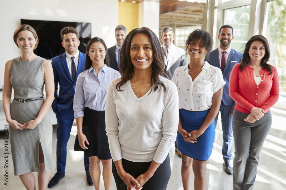 Obraz premium Mixed race businesswoman and business team, group portrait
