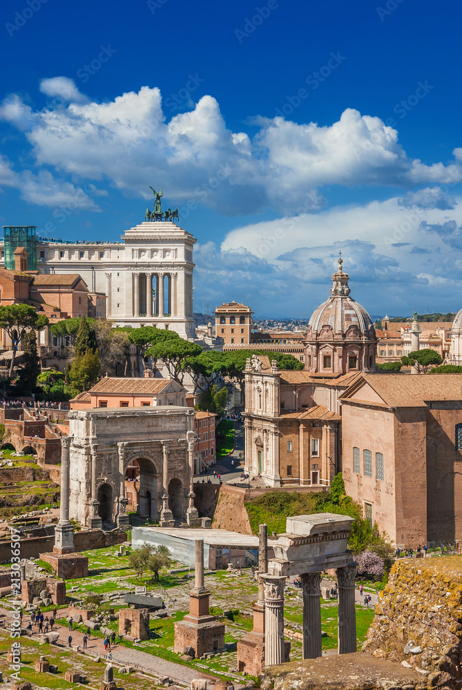 Fototapeta premium Starożytne ruiny, klasyczne zabytki i barokowy kościół w historycznym centrum Rzymu (z miejscem na kopię powyżej)