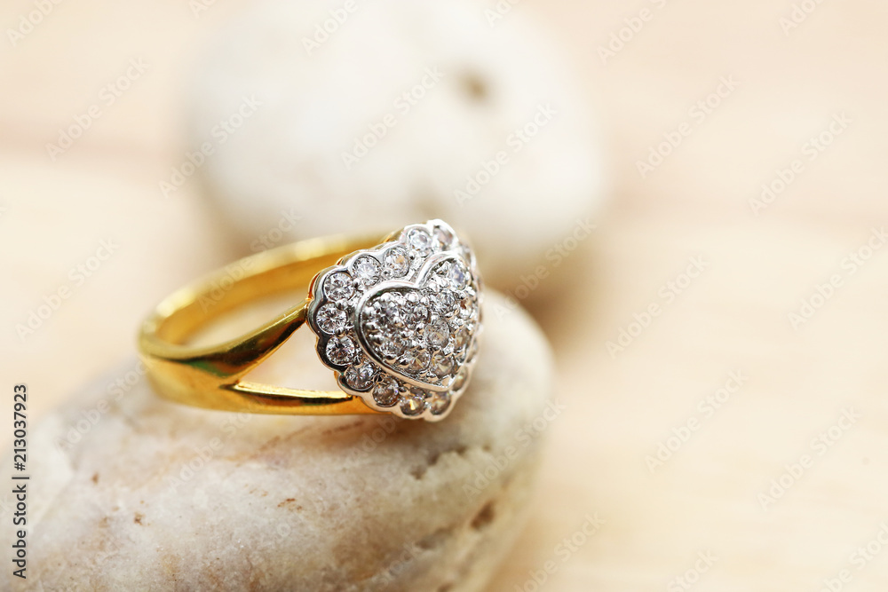Obraz premium Heart diamond on gold ring