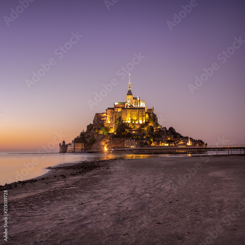 Mont Saint-Michel in abendlicher Stimmung zwischen der goldenen und der blauen Stunde. Mont Saint Michel in Nachtbeleuchtung.