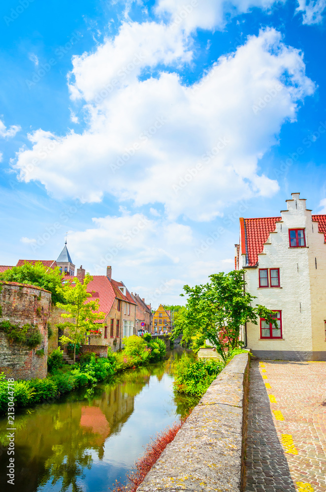 Obraz premium Beautiful canal and traditional houses in the old town of Bruges (Brugge), Belgium