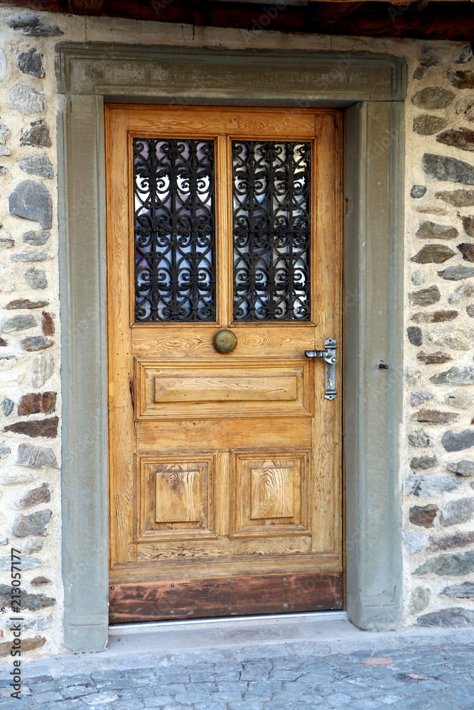 Fototapeta premium Haustür aus Holz