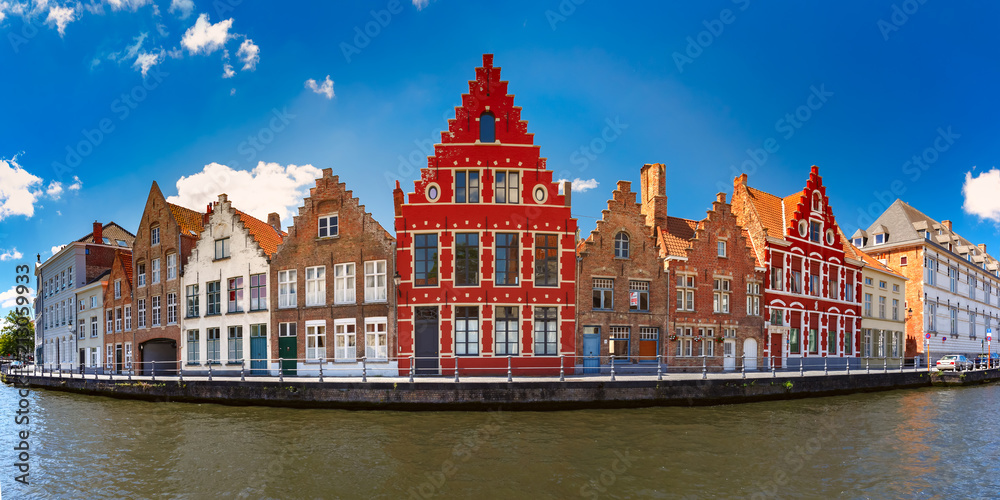 Obraz premium Kanał Brugii z pięknymi średniowiecznymi kolorowymi domami i ich odbiciami o poranku, Belgia