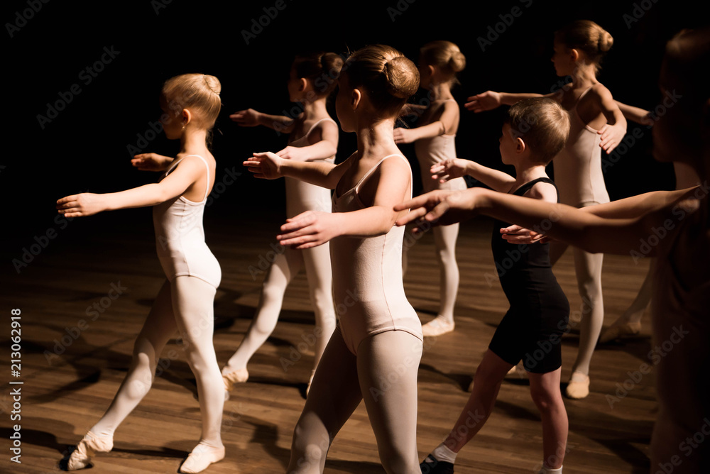 Obraz premium A large group of children rehearsing and dancing the ballet
