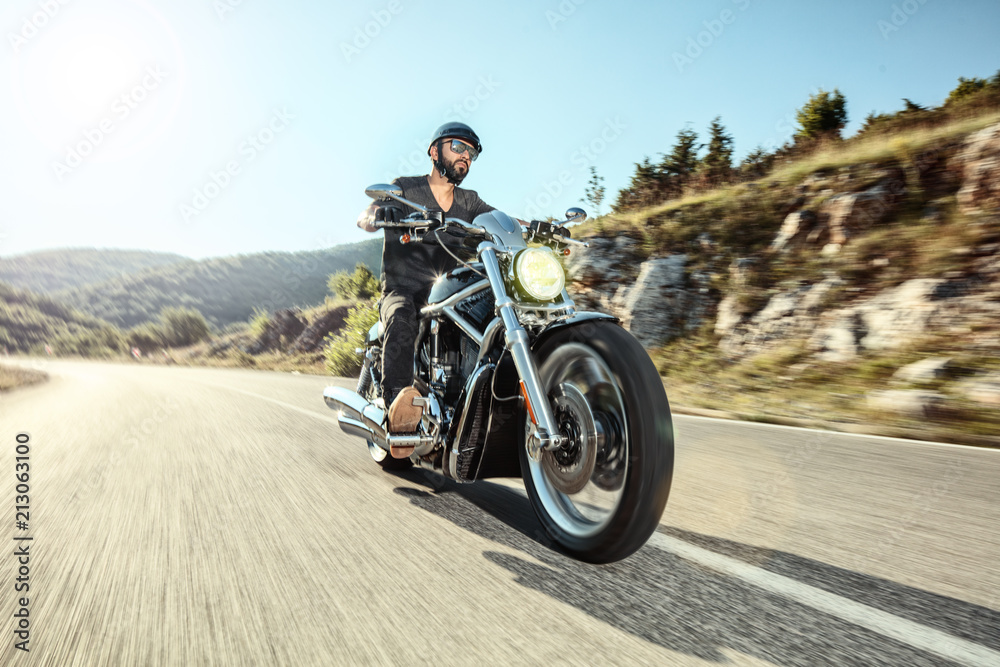 Fototapeta premium Młody człowiek jedzie na motocyklu