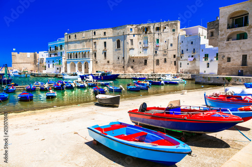 Fototapeta Naklejka Na Ścianę i Meble -  Traditional Italy - white town Monopoli with colorful fishinng boats in Puglia