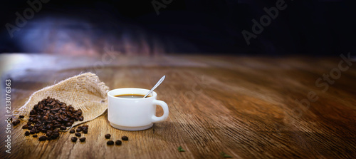 tasse de café blanche et grains