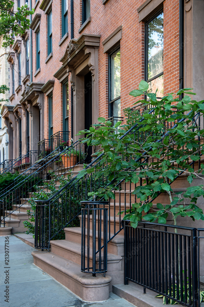 Fototapeta premium Nowy Jork / Usa - 10 lipca 2018: Stare budynki dzielnicy Brooklyn Heights w Nowym Jorku