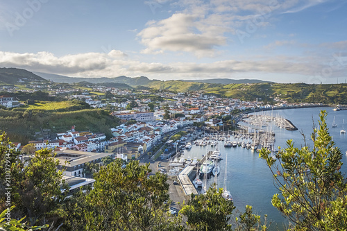 Zentrum und Hafen von Horta (Faial) an einem Sommerabend