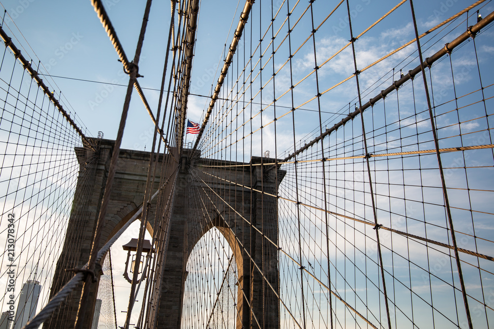 Fototapeta premium Nowy Jork / Usa - 10 lipca 2018: Budzenie na Brooklyn Bridge w gorące letnie popołudnie