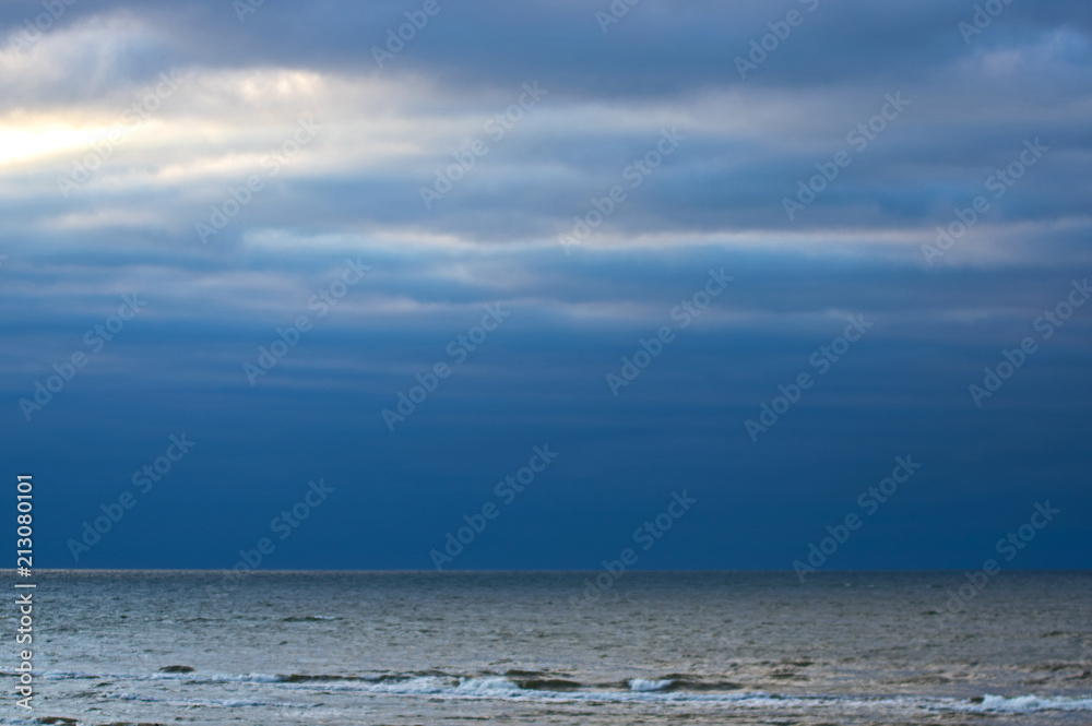 Fototapeta premium Lekko falujące morze. 