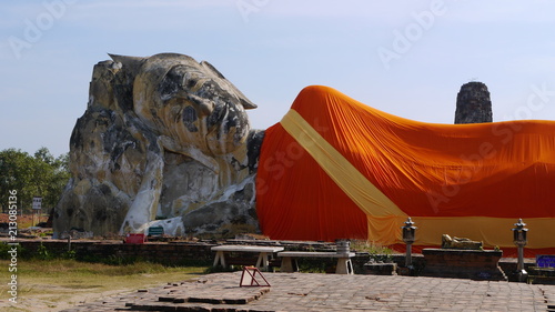 schlafender budda mit hunden photo