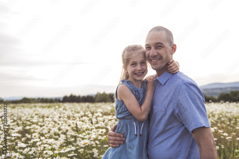 Obraz premium Father spending time with daughter during the sunset.