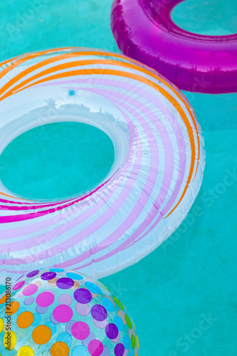 Canvastavla inner tube pool toy
